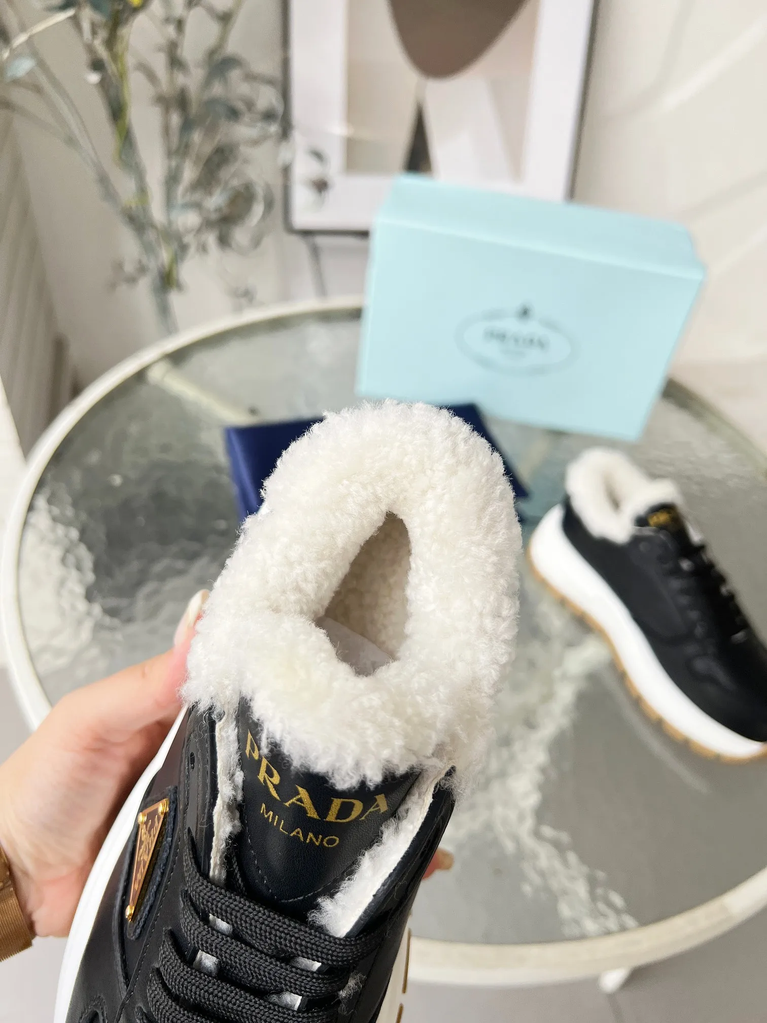 👟👟Ex-factory price 600👟👟 Prada couple model "PRADA.." upgraded version 2024 explosive model is released. , original 1:1 thick sole, fabric silk cowhide lining: sheepskin, foot weight: sheepskin, size 35--46, "Women's model 34.41 is custom-made and non-returnable, Men's model 38.45.46 is custom-made and is non-refundable, two colors black and white